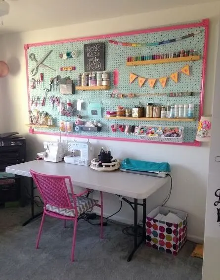 A decoração do atelier de costura deve ser confortável. Foto: Três em Casa