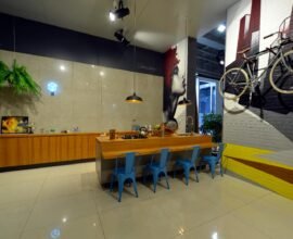 Cozinha industrial com o revestimento Portinari – Downtown HD WH POL, no formato 90x90cm, aplicada em projeto | Foto: Rafael Renzo