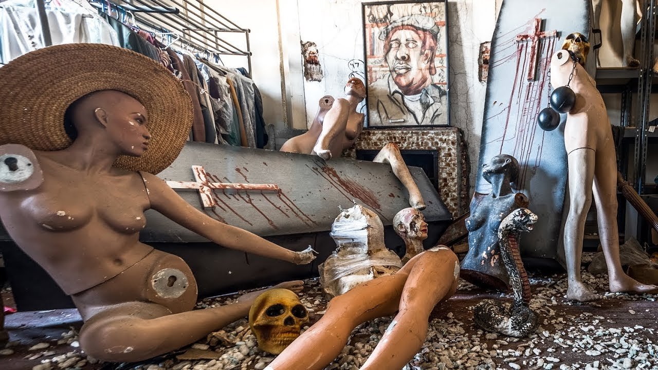 eu-cai-pelo-chao-de-uma-casa-abandonada-de-manequins